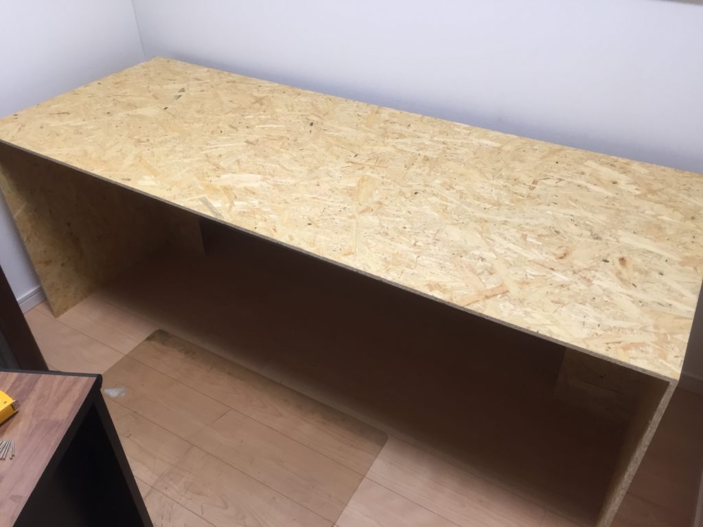 シンプルで大きい机をdiyで3 000円で作る方法 少し失敗しましたが大満足です J S Lab Builder