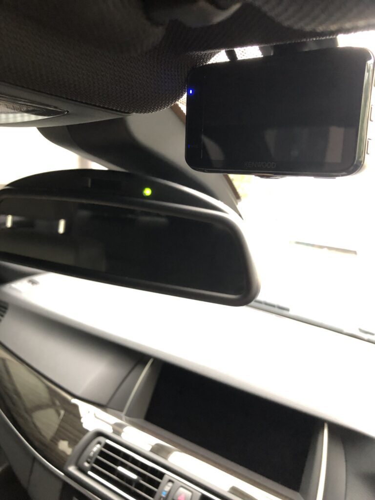 BMW 5シリーズ　ドライブレコーダー　取り付け位置　運転席側　バックミラー　右隣