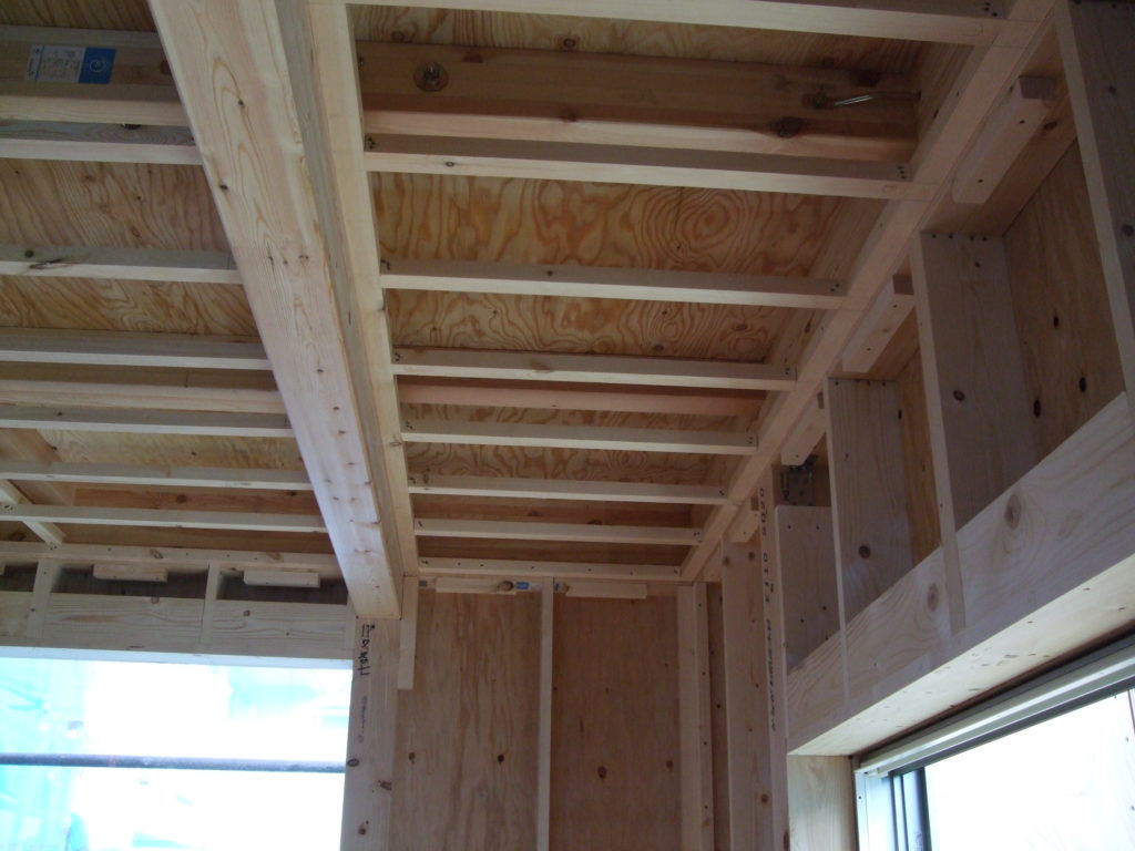 木造家屋　天井裏の構造　野縁　吊木　野縁受け　梁　構造　石膏ボード　ネジ　効く位置　